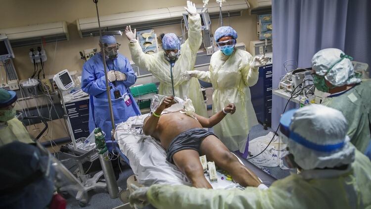 Enfermeras y médicos realizan ejercicios de reanimación en un paciente con COVID-19 que sufrió un paro cardíaco en el Hospital St. Joseph en Yonkers, Nueva York. El equipo de la sala de emergencias revivió con éxito al paciente (AP/John Minchillo)
