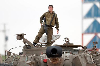 Un soldado israelí comprueba el estado de varios tanques en la frontera entre Israel y Gaza. EFE/Atef Safadi/Archivo