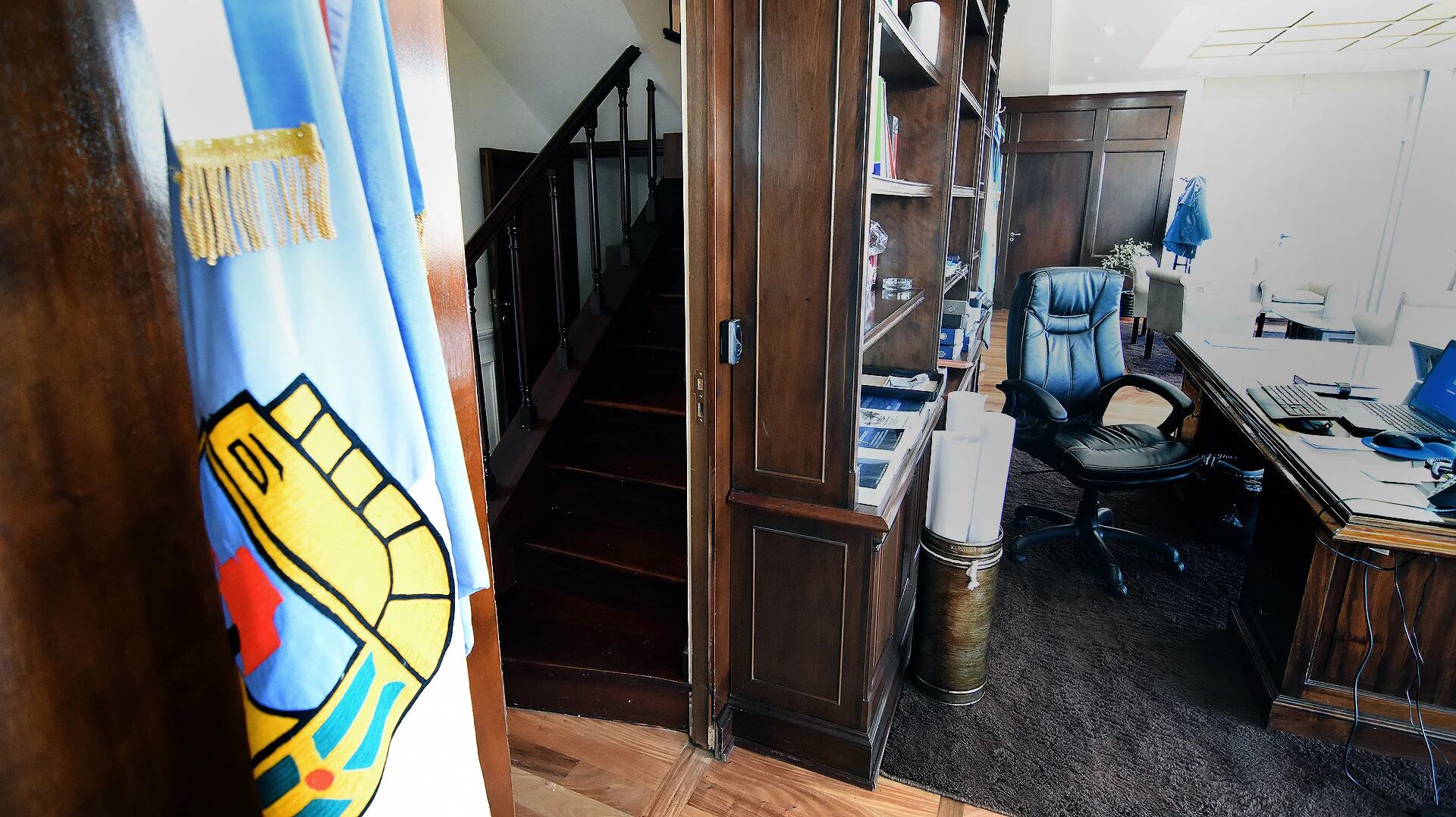 Tras ganar las elecciones, Leonardo Nardini descubrió que había una puerta oculta en el despacho de la intendencia de Malvinas Argentinas (Nicolás Stulberg)