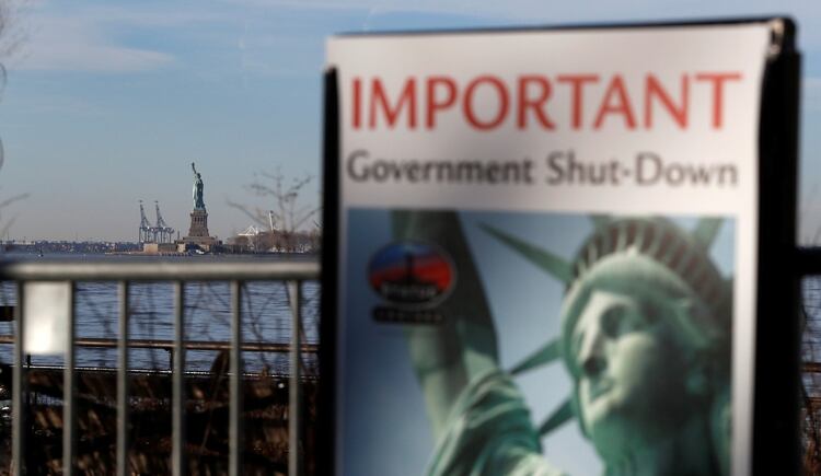 A sign announcing the closure of the Statue of Liberty, due to the U.S. government shutdown, sits near the ferry dock to the Statue of Liberty at Battery Park in Manhattan, New York, U.S., January 20, 2018. REUTERS/Andrew Kelly