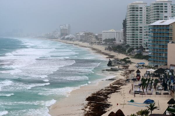 La playa de Cancún, vacía por las advertencias (Reuters)