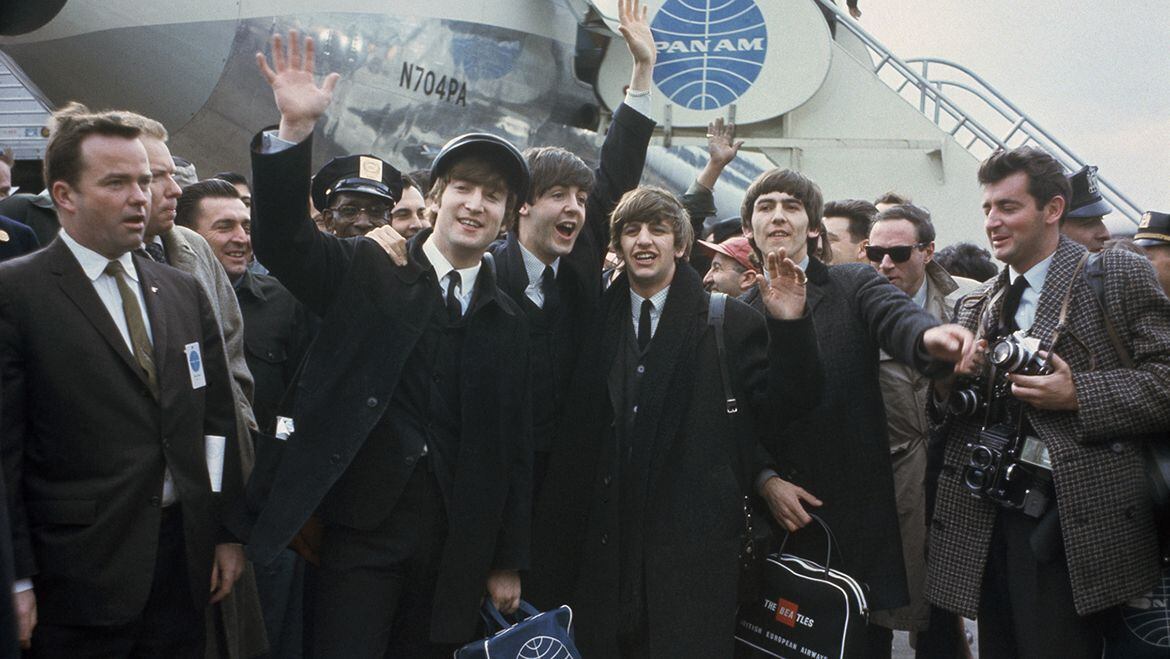 Los Beatles llegan al Aeropuerto Internacional John F. Kennedy de Nueva York el 7 de febrero de 1964. Foto: AP