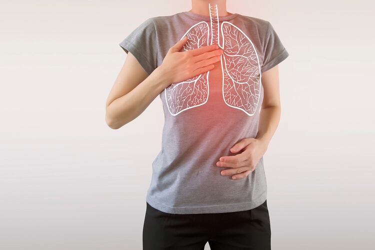 La infección de las vías respiratorias inferiores puede desencadenar una neumonía (Shutterstock)