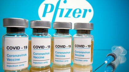 FOTO DE ARCHIVO: Frascos con la pegatina de "COVID-19 / Vacuna contra el Coronavirus / Sólo inyección" frente al logo de Pfizer en esta ilustración tomada el 31 de octubre de 2020. REUTERS/Dado Ruvic/Ilustración