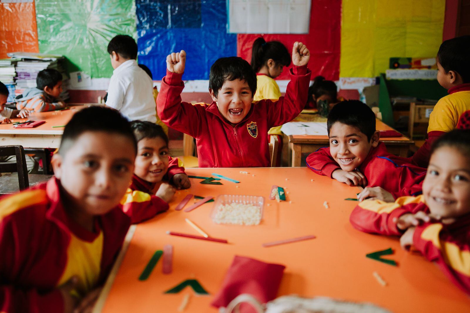 Tanto en casa como en el aula, podemos decidir junto a las niñas y los niños en qué temas podrán ejercer liderazgo, de acuerdo con su edad.