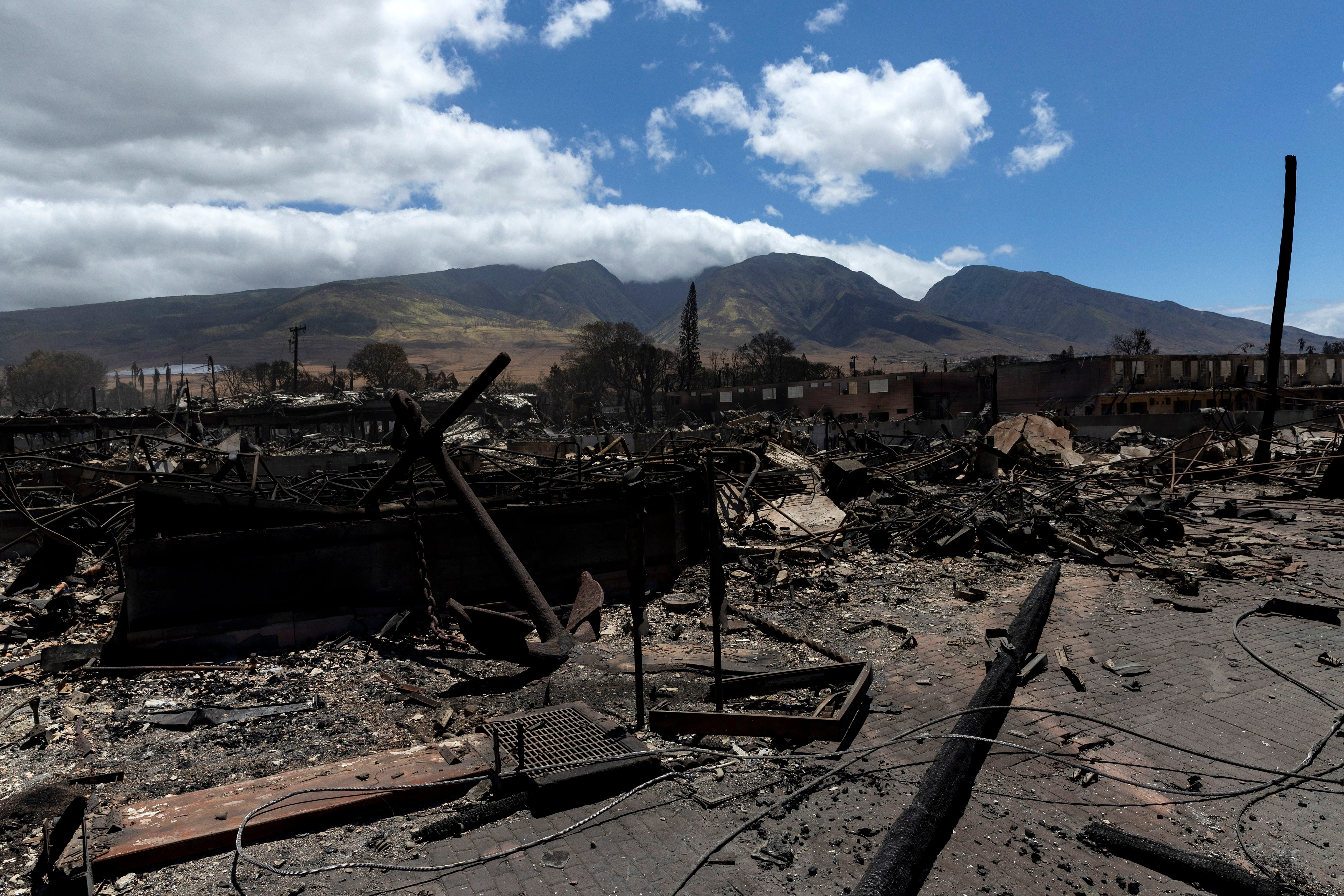 El infierno que arrasó a Lahaina, una localidad de varios siglos de existencia ubicada en la costa oeste de Maui cuatro día atrás, destruyó viviendas y convirtió un paisaje tropical en un gris cenizo. El gobernador del estado pronosticó que se encontrarán más cuerpos. (EFE)