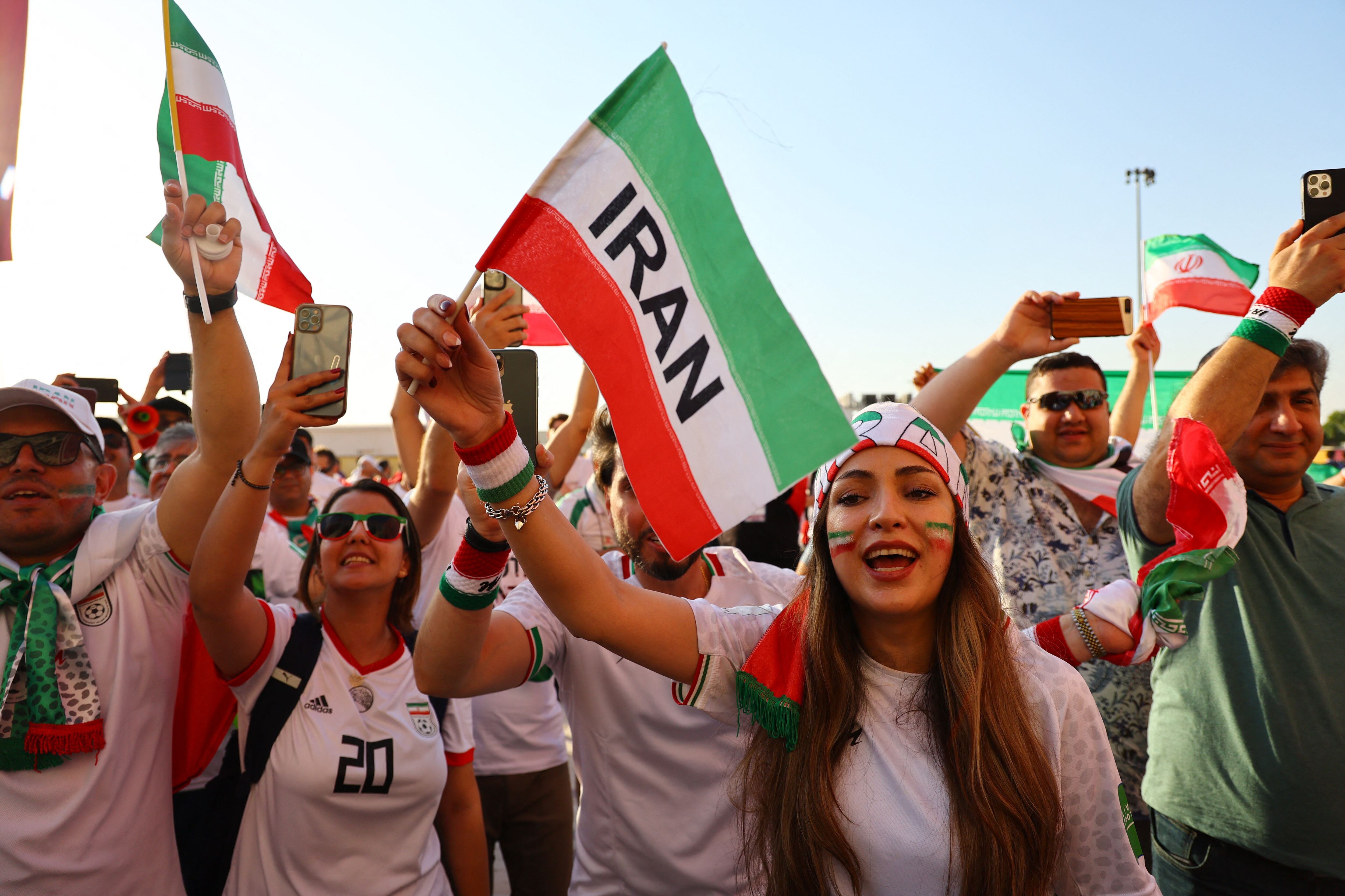 Hinchas de la selección de Irán celebran tras el triunfo ante Gales en la segunda fecha de la fase de grupos.  REUTERS/Fabrizio Bensch