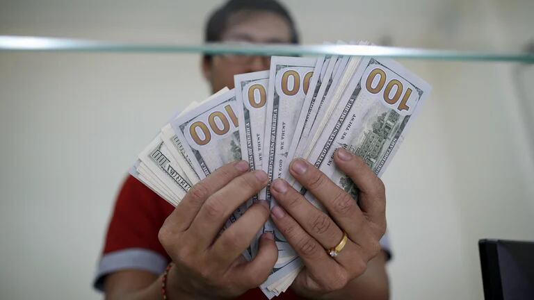 Dólar hoy: la cotización libre sube diez pesos a 7