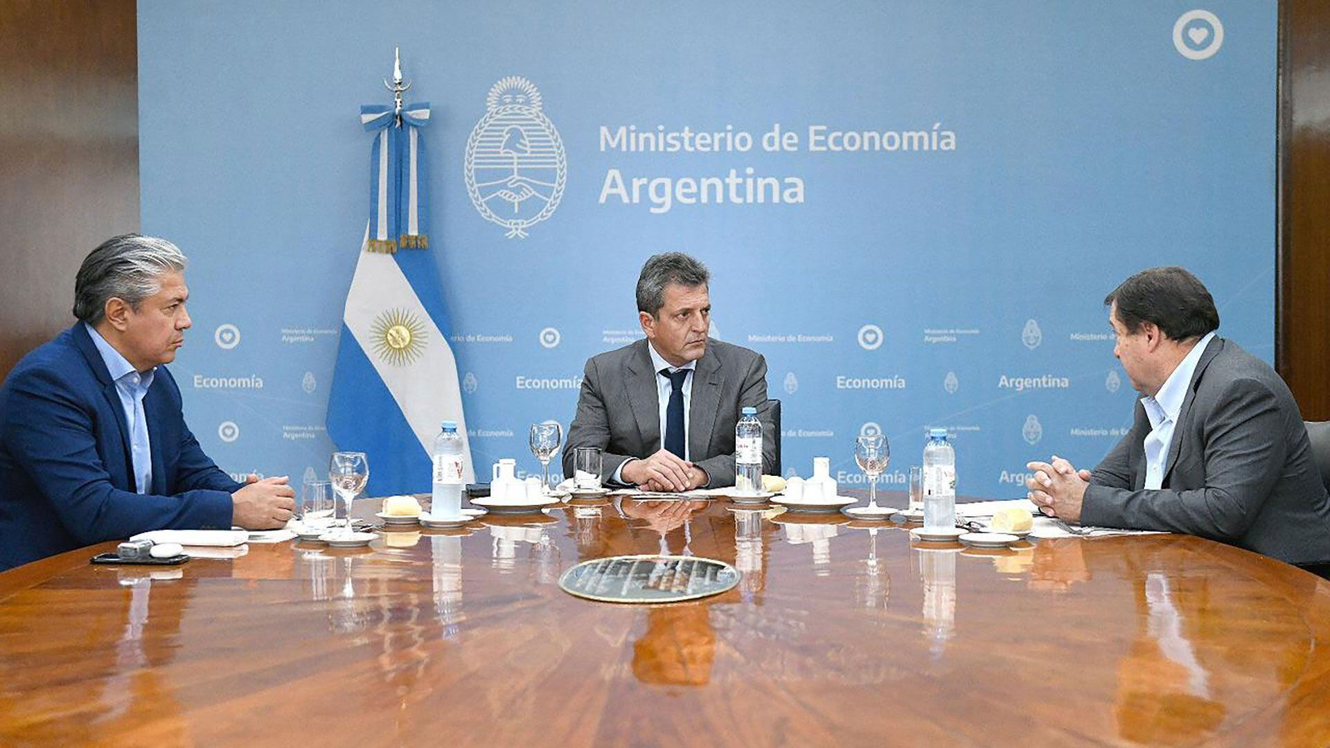 Tras las victorias en Río Negro y Neuquén, Sergio Massa se reunió con los gobernadores electos en el Palacio de Hacienda