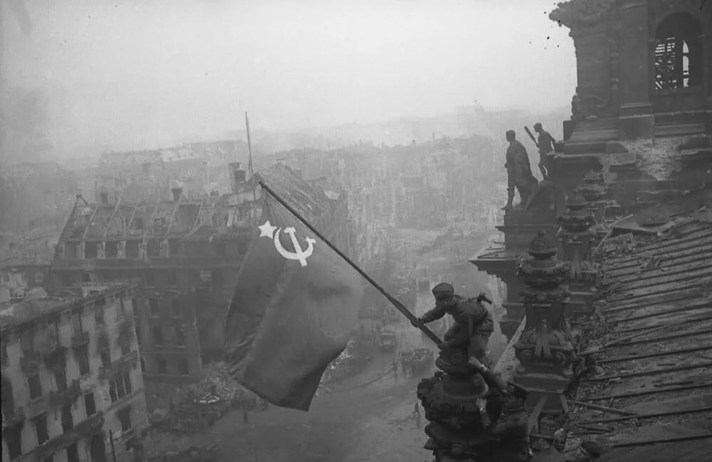 La Verdadera Historia Detras De La Icónica Foto De La Bandera Soviética En El Reichstag Infobae