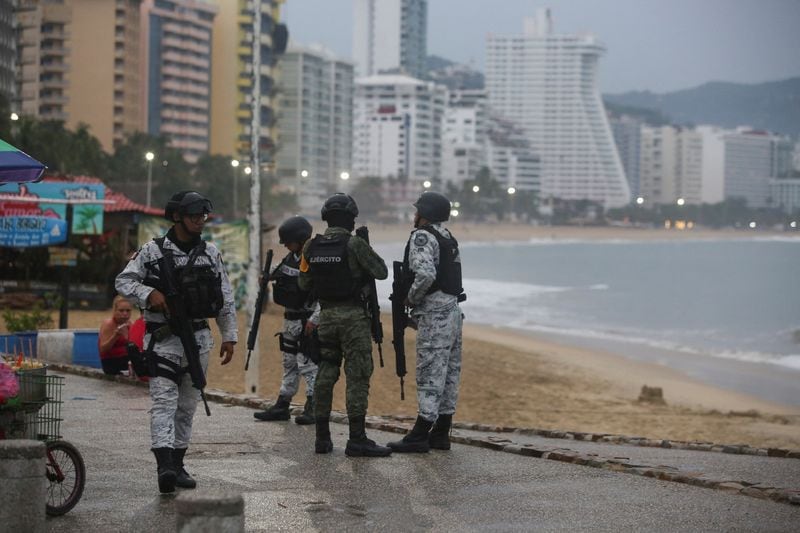 Miembros de las fuerzas federales charlan mientras vigilan en una playa a medida que el huracán Otis se acerca a Acapulco, 24 de octubre de 2023. (Foto: REUTERS/Javier Verdin)