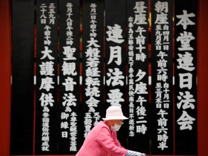Una anciana sale de un templo budista en el distrito de Akakusa, en Tokio, luego de haber rezado. REUTERS/Issei Kato