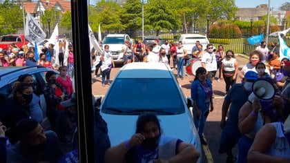 Militantes en el estacionamiento del Concejo Deliberante 