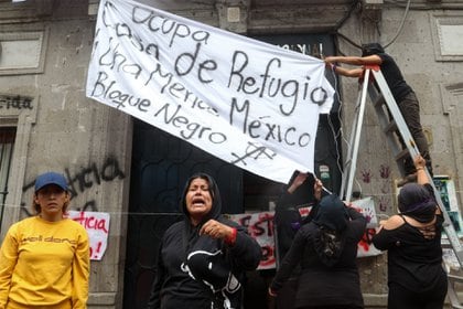 Colectivas de feministas y madres de víctimas de violencia renombraron la CNDH como "Casa de Refugio ni una menos México" durante el tercer día de la toma de las instalaciones.