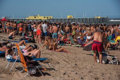 La cantidad de gente en las playas de Pinamar sorprendieron al Presidente (Diego Medina)