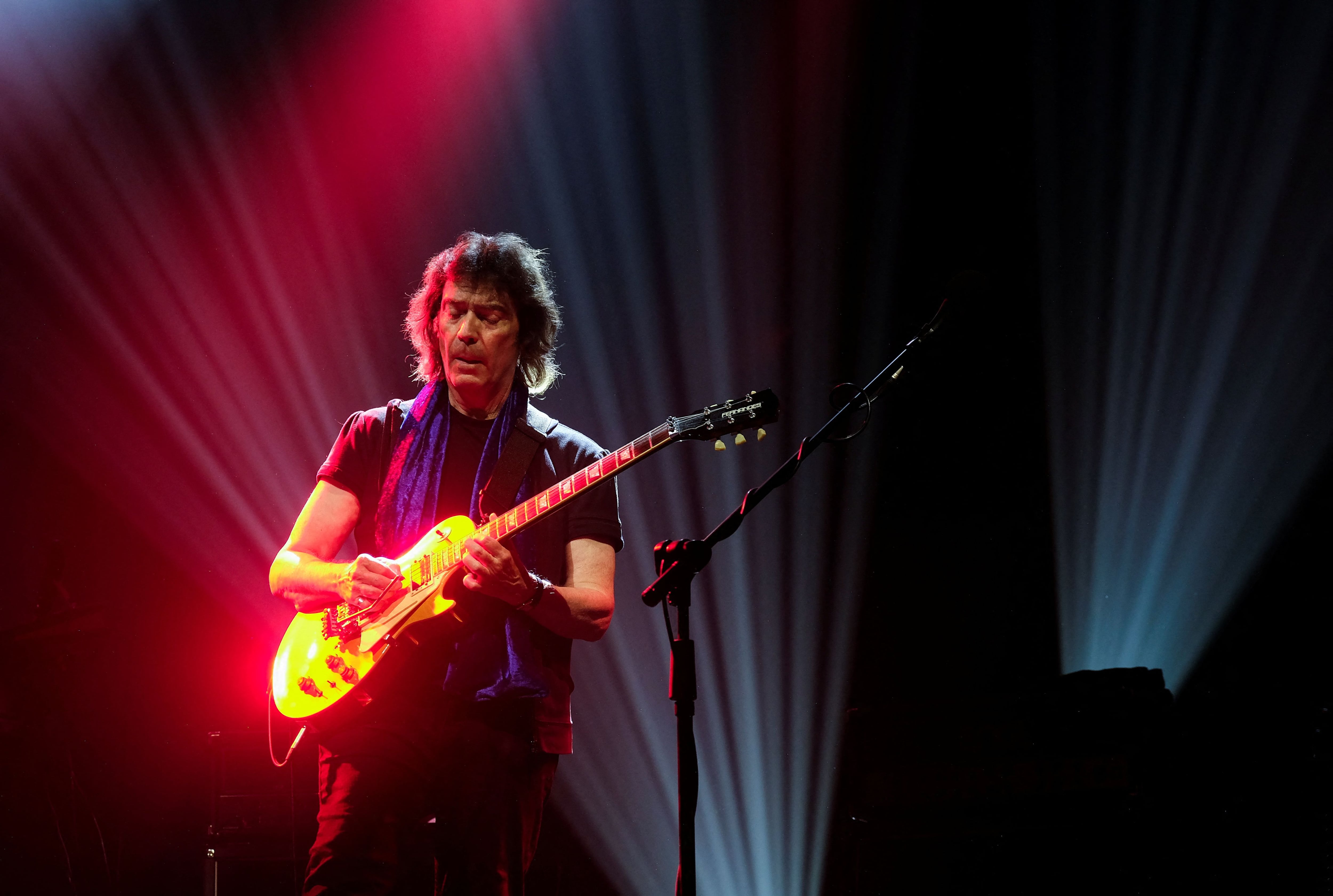 Steve Hackett, guitarrista de la histórica formación de la banda de rock progresivo Genesis, en vivo en Malta, agosto de 2022 (Foto: REUTERS/Darrin Zammit Lupi)