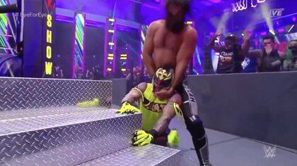 La regla de dicho combate fue que ganaba quien le sacara el ojo a su oponente (Foto: WWE - Captura de pantalla)