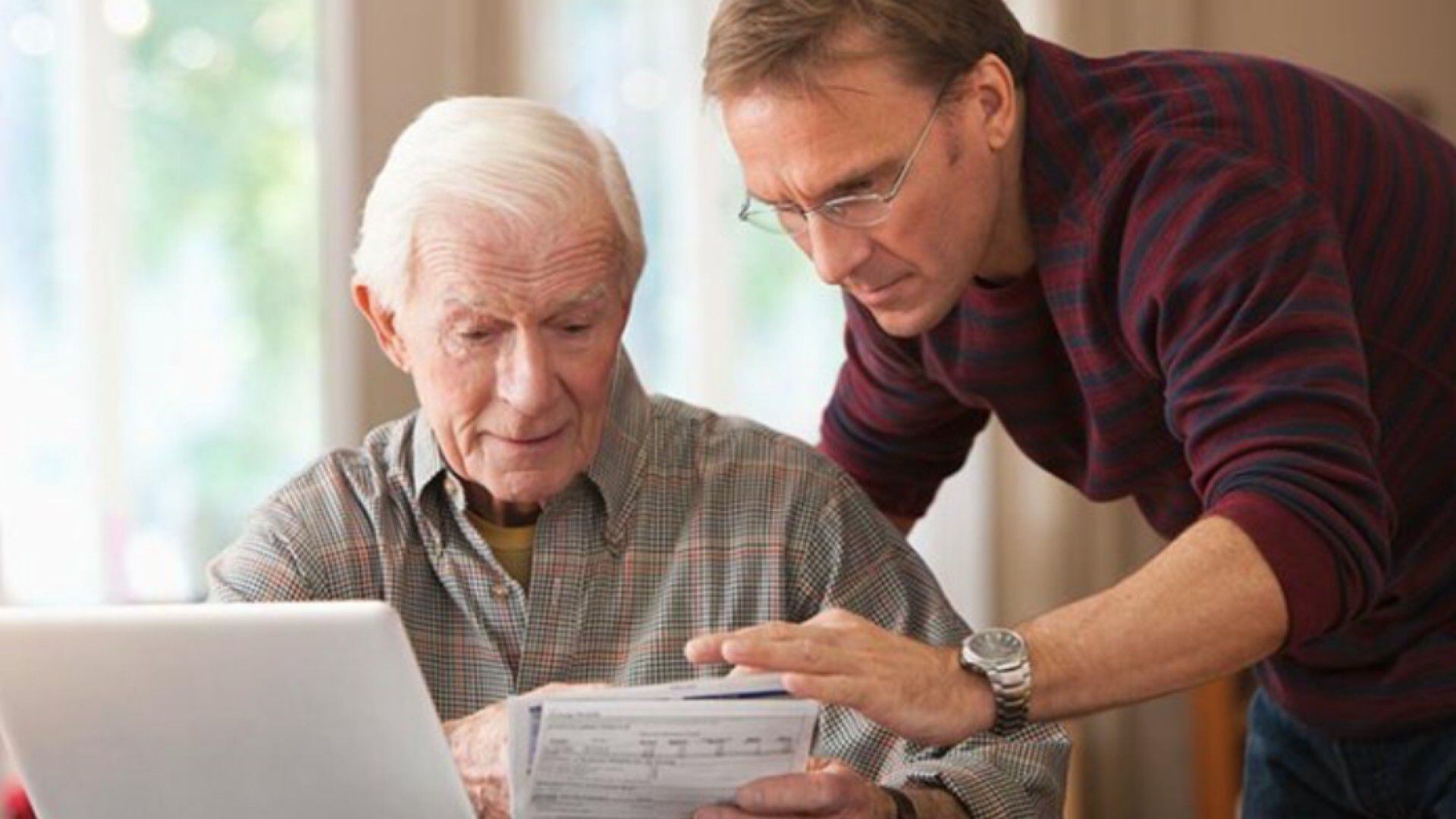 Los jubilados ayudan económicamente a sus familiares.