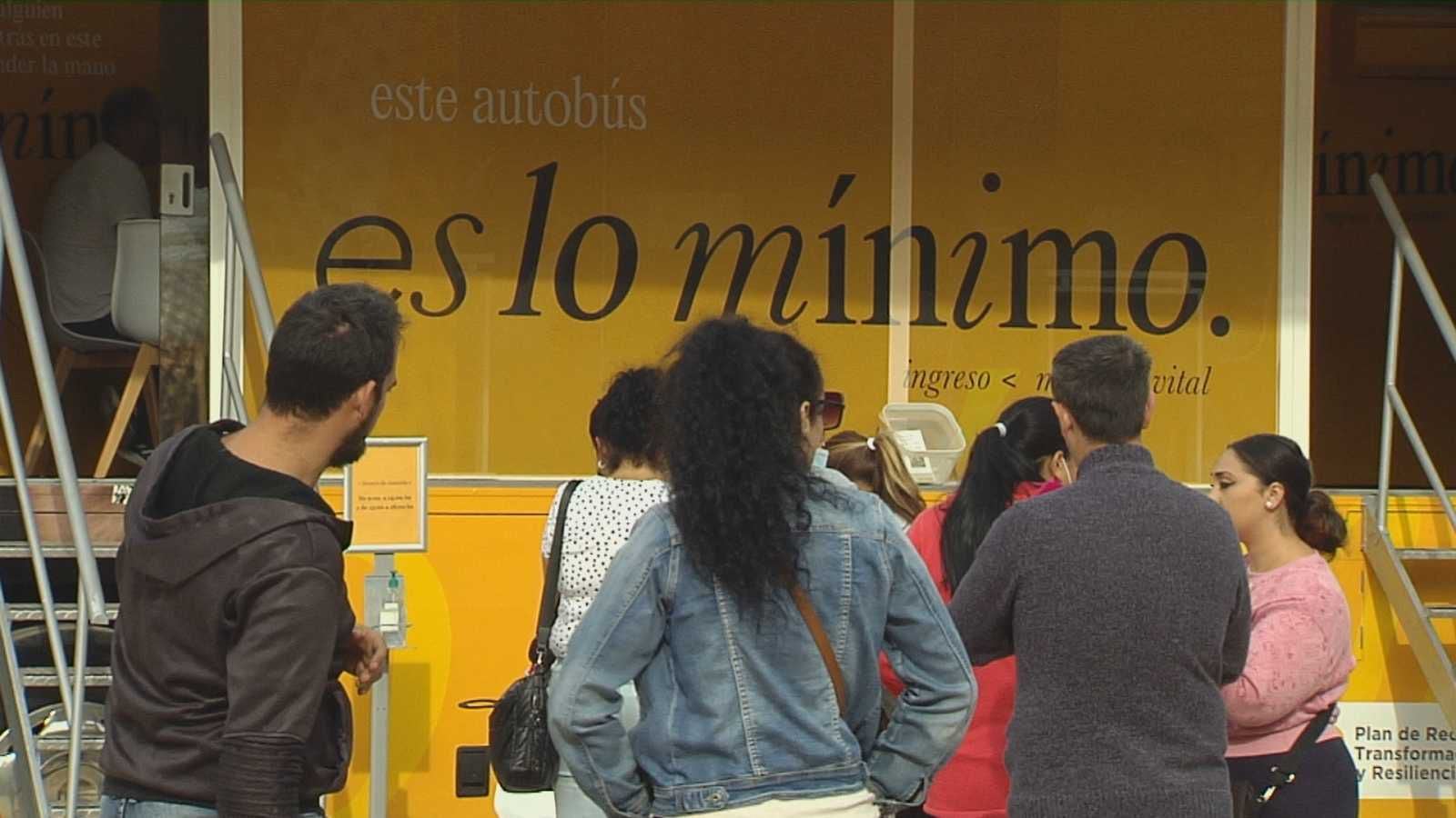 Un grupo de personas frente al autobús del Ingreso Mínimo Vital. (RTVE)