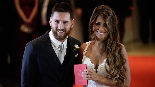 Messi, en un smoking azul de Armani y Anto con diseño de Rosa Clará (AP)