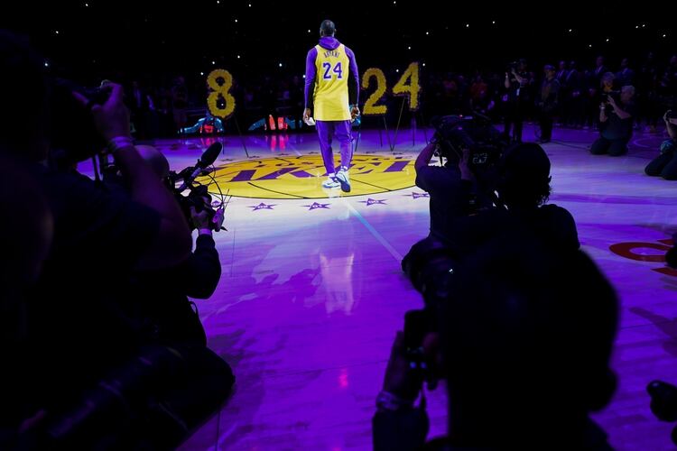 LeBron James en el homenaje que Los Ángeles Lakers le realizaron a Kobe Bryant (Robert Hanashiro-USA TODAY Sports)