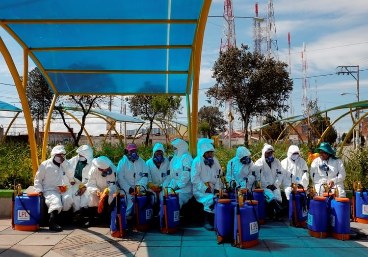 Un grupo de voluntarios en la afueras de La Paz, Bolivia, se preparan para desinfectar una zona en el marco de la emergencia del coronavirus (REUTERS/David Mercado)