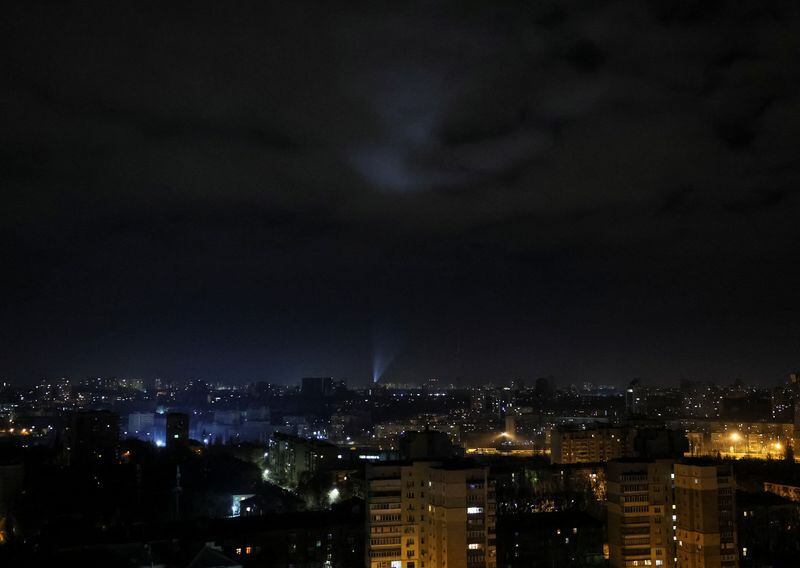 Ucrania activó las alarmas antiaéreas en todo el territorio por ataques nocturnos de Rusia. (FOTO: REUTERS/Gleb Garanich)