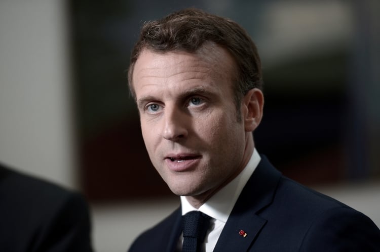 El presidente francés Emmanuel Macron presentó a fines del año pasado un proyecto de ley para luchar contra las noticias falsas (Iroz Gaizka/Pool via REUTERS)