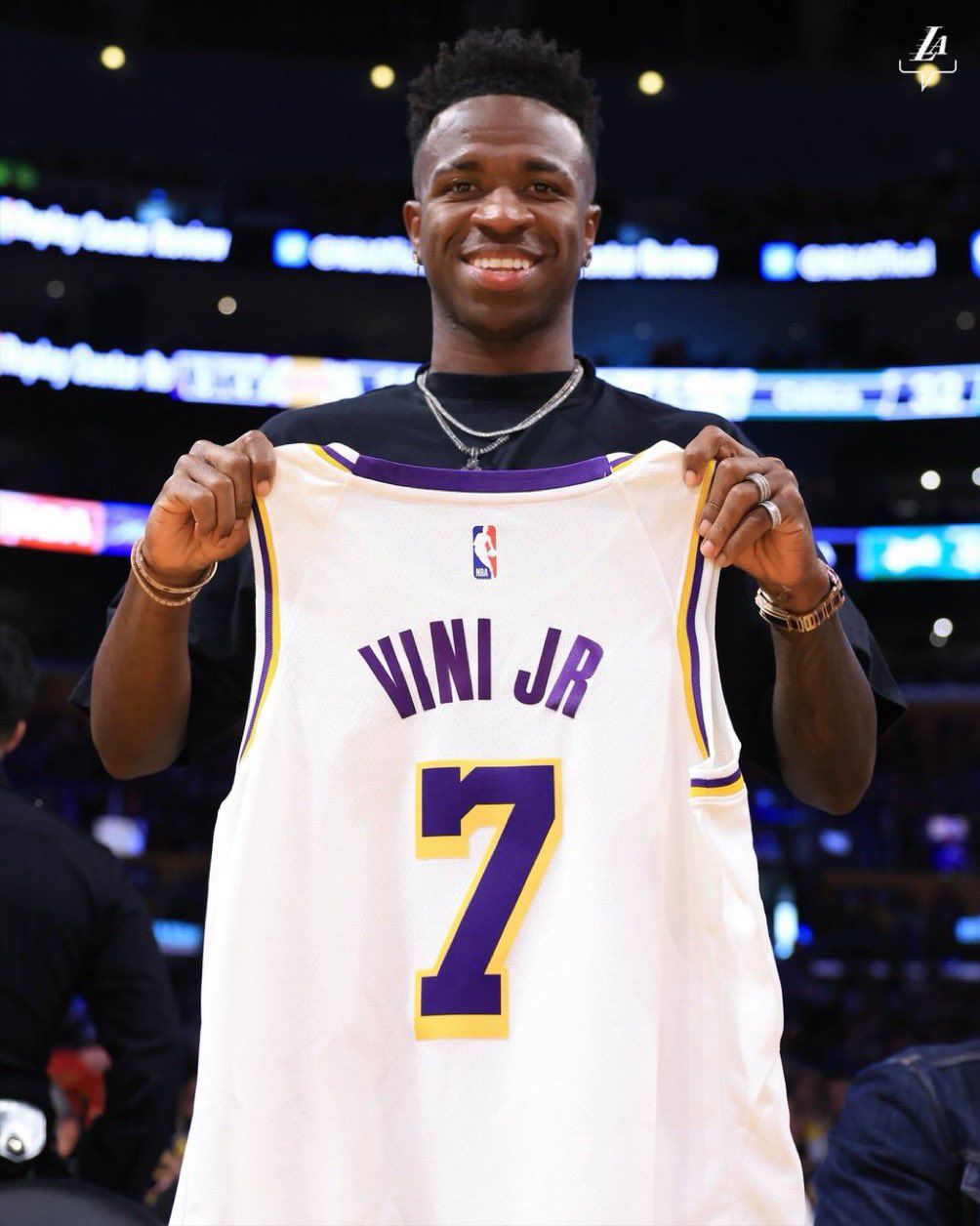 El futbolista brasileño Vinicius Junior, estrella del Real Madrid, luce la camiseta que le regalaron Los Ángeles Lakers con su nombre en la espalda (@LosLakers)