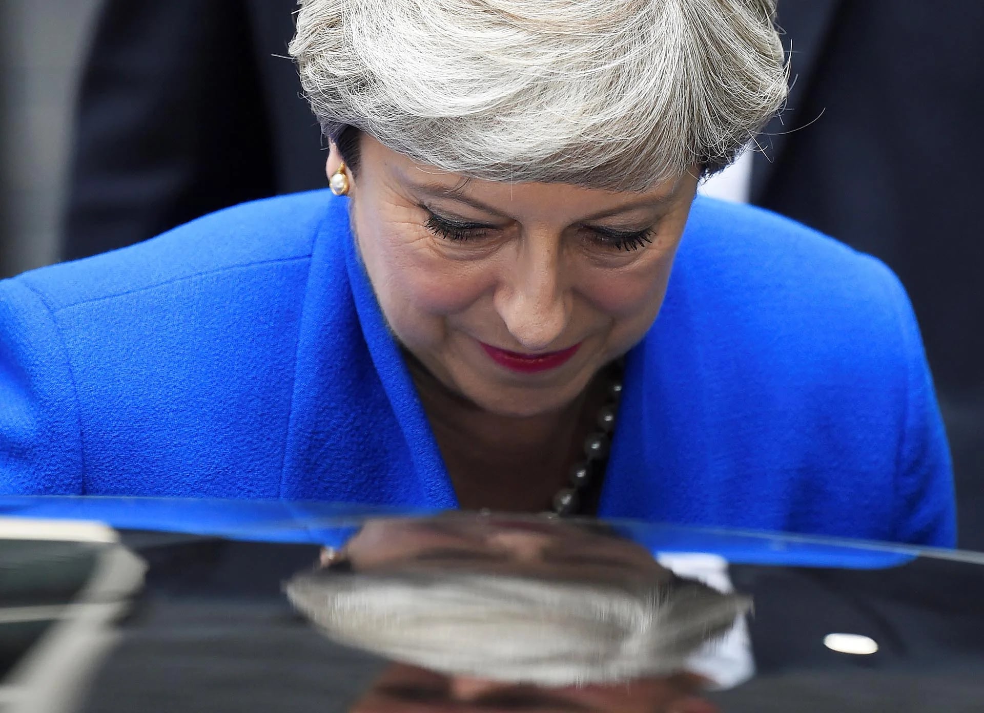 La primera ministra británica, Theresa May, deja el número 10 de Downing Street para viajar al Palacio de Buckingham a pedir permiso a la reina para formar un gobierno minoritario