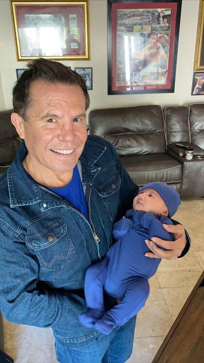 El ex boxeador Julio César Chávez compartió una foto con su nieto.  (Foto: Twitter @ Jcchavez115)