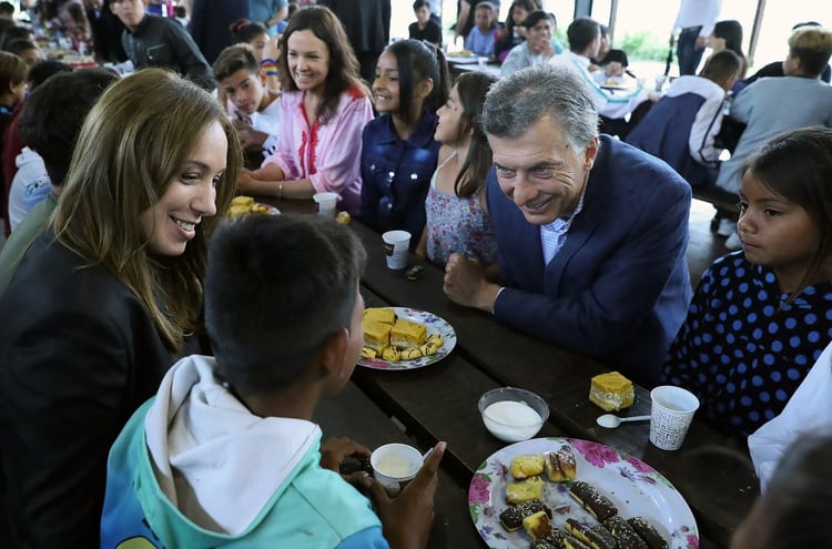 El viernes pasado, Mauricio Macri, acompañado por la gobernadora María Eugenia Vidal, compartió hoy un desayuno con chicos de una colonia en Ezeiza.