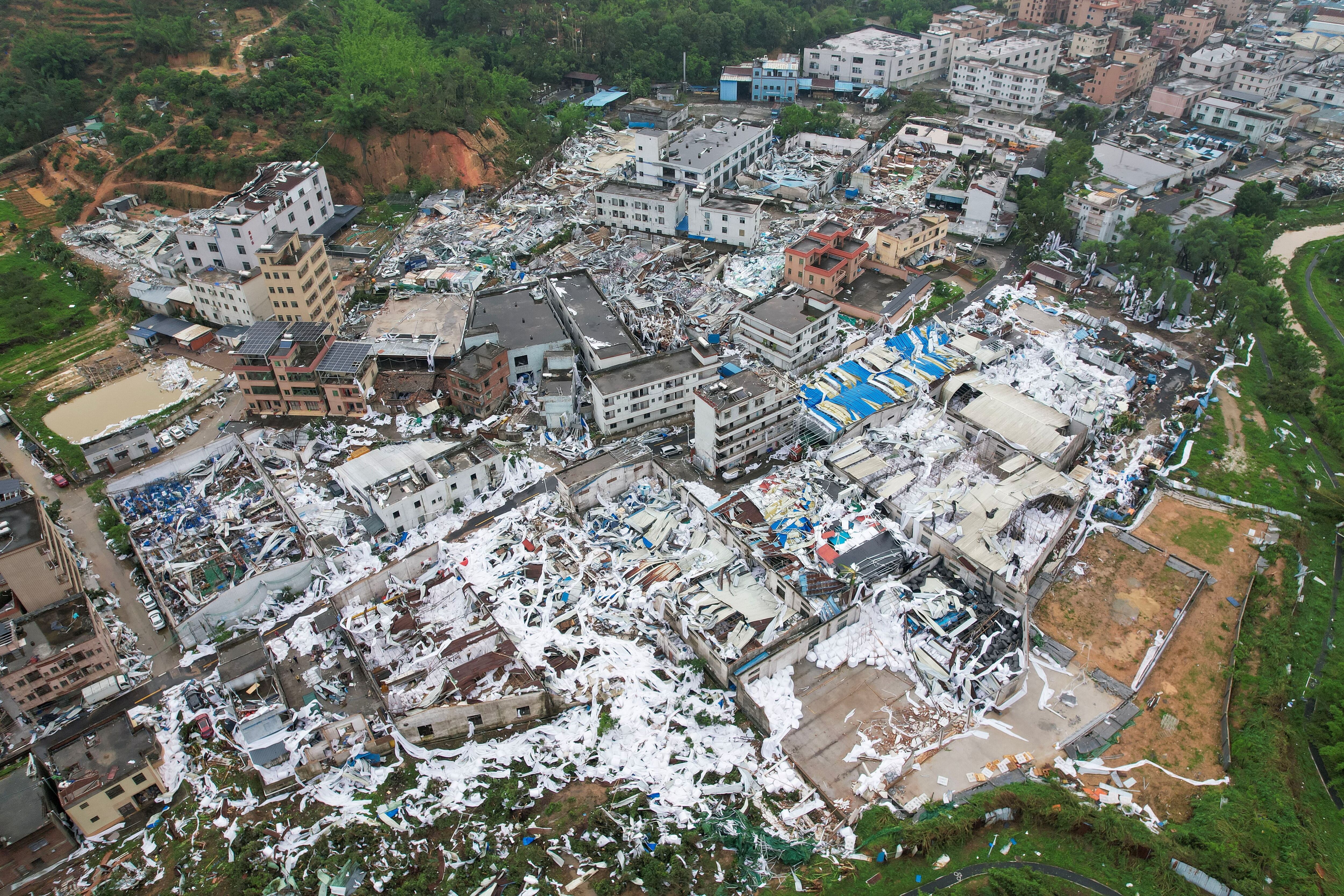 Un dron muestra los edificios dañados por un tornado en un pueblo de Guangzhou. (cnsphoto via REUTERS)