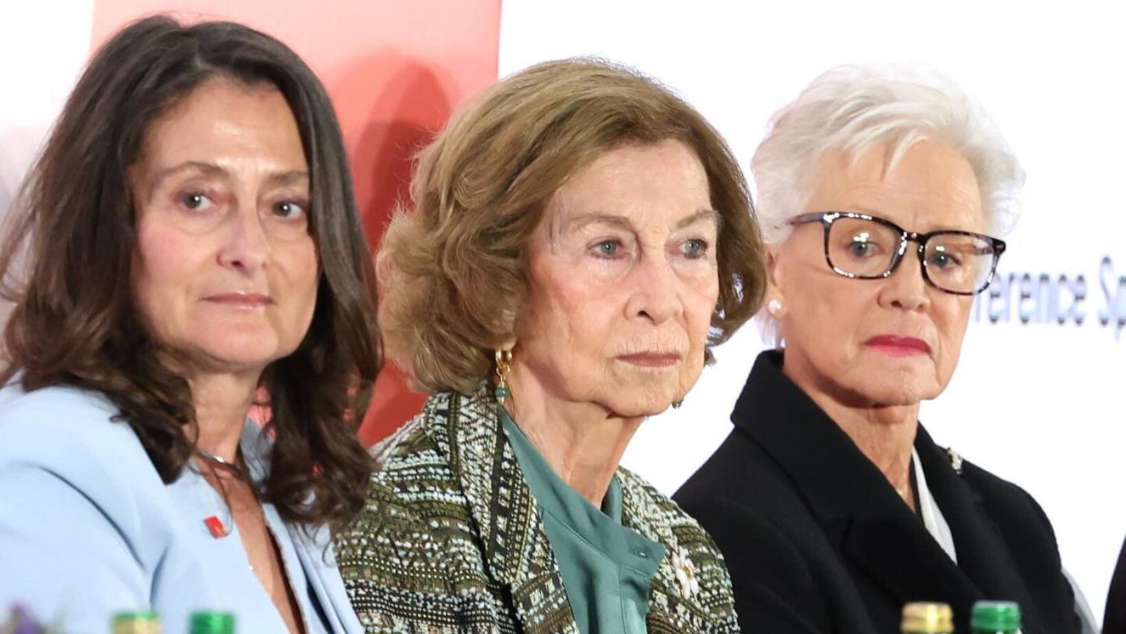 La reina Sofía junto a la princesa Muna Al Hussein y otra activista en la Conferencia Mundial Internacional sobre la Enfermedad del Alzhéimer, celebrada en Polonia