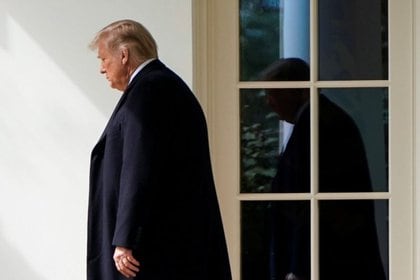 El presidente de Estados Unidos, Donald Trump, abandona la Oficina Oval para viajar a Bedminster, Nueva Jersey, desde el White Lawn South Lawn en Washington, EE. UU.  1 de octubre de 2020. REUTERS / Joshua Roberts