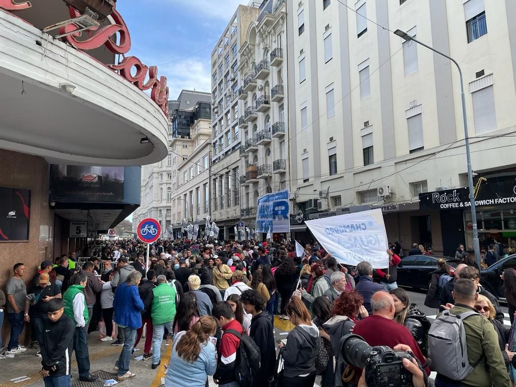 Militantes en las inmediaciones del Luna Park a la espera del acto de Santoro