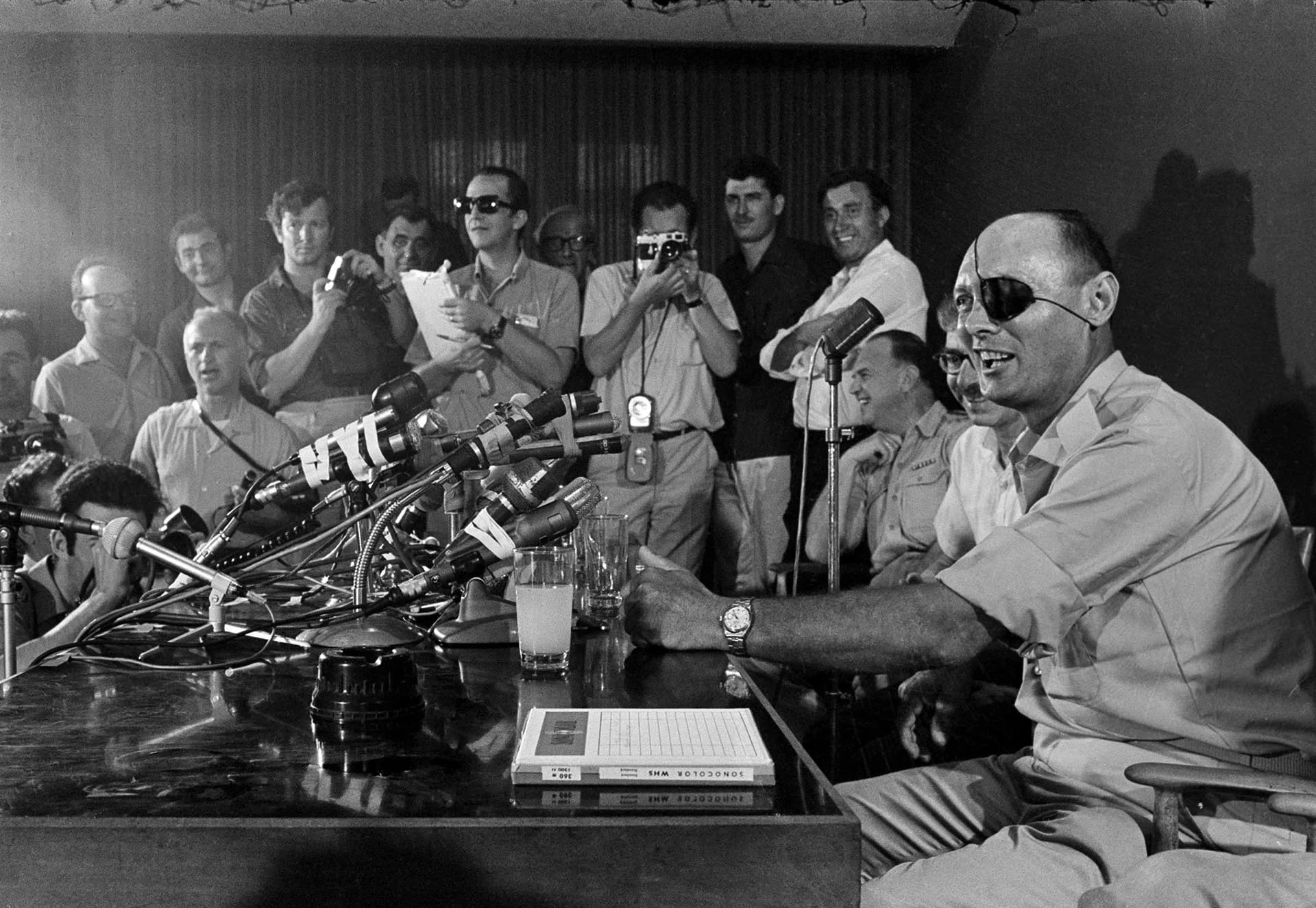El 3 de junio de 1967, el general Moshe Dayan habla con los periodistas en su primer contacto con la prensa como ministro de Defensa israelí, poc antes del comienzo de la Guerra (AP)