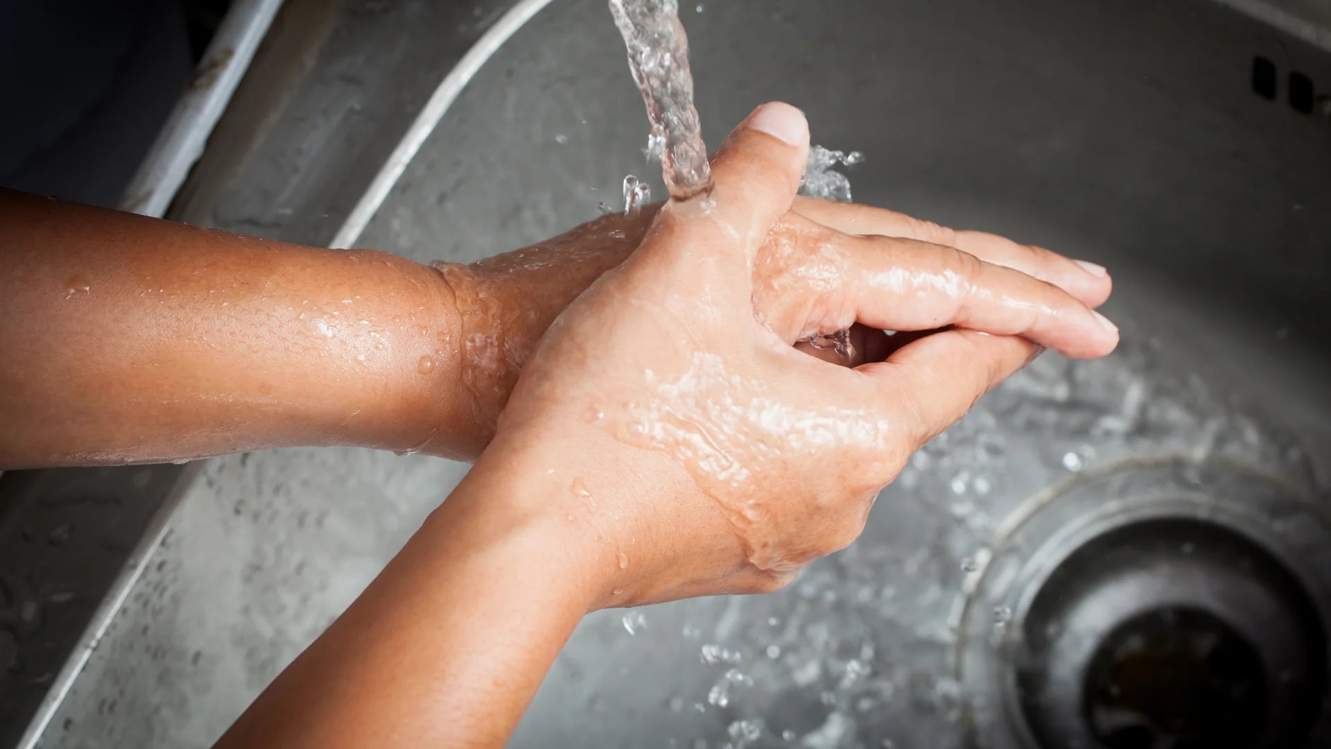Colocar menos o más jabón no mejora el lavado en las manos (iStock)
