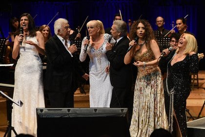 Raul Lavié festejó sus 80 años y sus 65 de carrera, con un show en el  CCK, acompañado por Valeria Lynch, Patricia Sosa, Cecilia Milone, Jairo, Alejandro Lerner y Julia Zenko, entre otros