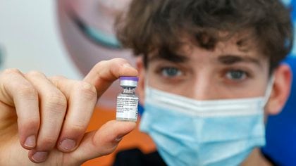 Un joven mostrando una vacuna (JACK GUEZ / AFP)