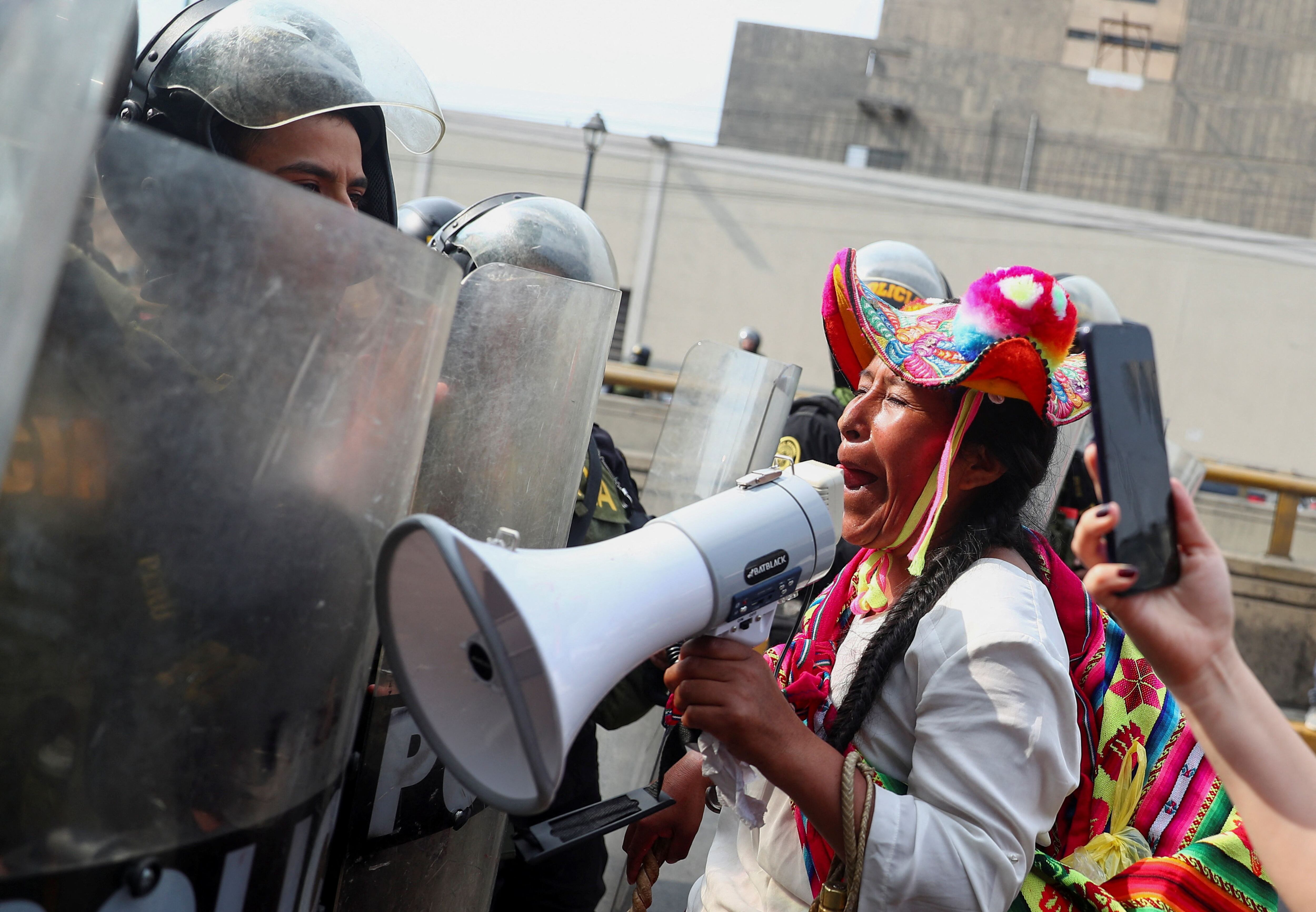 Una mujer con un megáfono para ser escuchada.Foto: REUTERS/Pilar Olivares