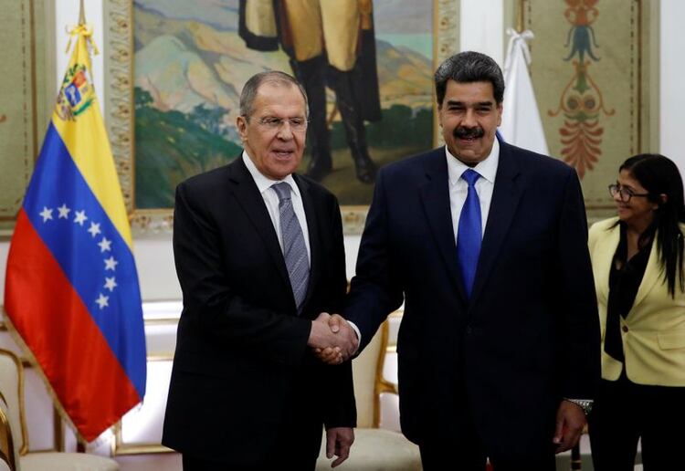 Foto del viernes del presidente de Venezuela Nicolas Maduro saludando al canciller ruso Sergey Lavrov en el Palacio de Miraflores en Caracas. Feb 7, 2020. REUTERS/Manaure Quintero