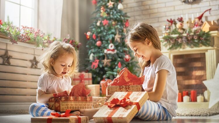 Los regalos también tienen su razón de ser. Se estima que en Belén, la gente ponía en el árbol algún objeto preciado a modo de obtener buenas compensaciones para el año entrante (Shutterstock)