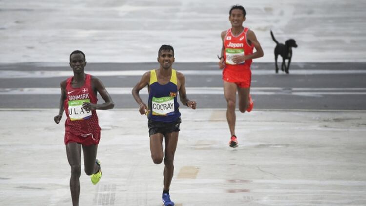 Los corredores populares competirán en las mismas condiciones que los atletas de élite (Reuters)