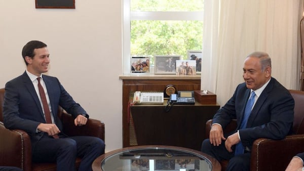 Kushner junto al premier israelí Benjamin Netanyahu