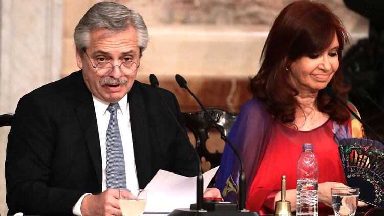 Alberto Fernández habla en el Congreso; a su lado, escucha la vicepresidenta Cristina Fernández (Foto de archivo) 