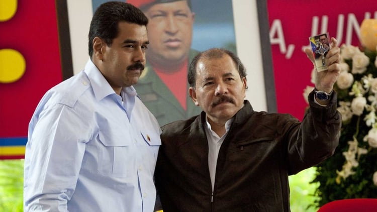 Nicolás Maduro y Daniel Ortega mantienen secuestrado el poder en Venezuela y Nicaragua, mientras sus países se hunden en la miseria y miles de marchan al exilio. (EFE)