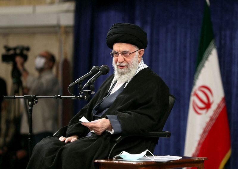El líder supremo de Irán, el ayatolá Ali Khamenei, habla durante una reunión con un grupo de personas y clérigos de la ciudad de Qom, en Teherán, Irán. 9 de enero de 2023. Oficina del Líder Supremo iraní/WANA (West Asia News Agency)/Handout vía REUTERS/Archivo