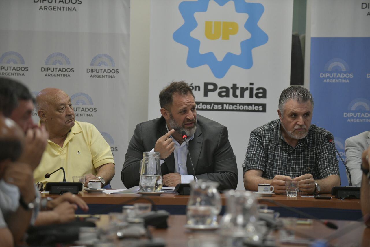 José Glinski junto a representantes de cámaras y sindicatos de más de 35 entidades relacionadas a la industria pesquera