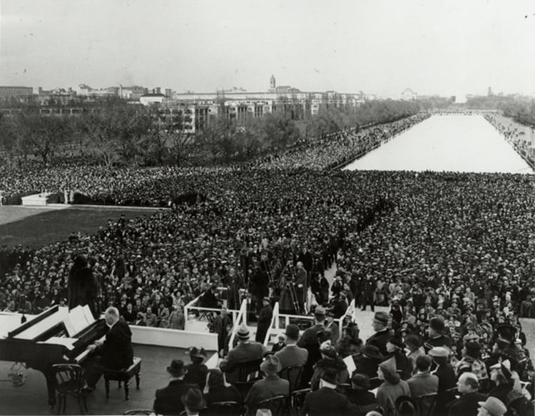 Marian Anderson cantó en el Monumento a Lincoln tras haber sufrido numerosos episodios de racismo. (US Information Agency)